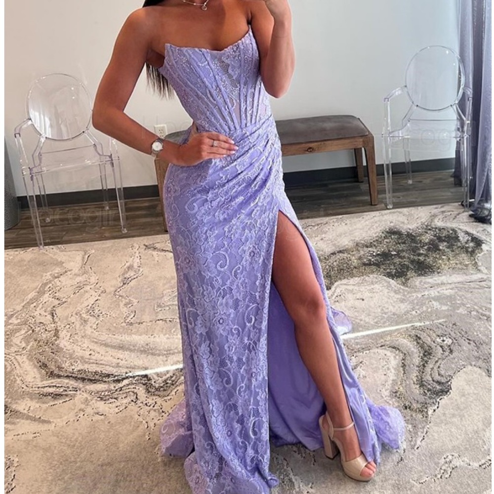 New with tags stunning lavender lace dress